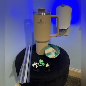 Stanley | QUENCHER H2.0
FLOWSTATET™ TUMBLER | 40oz |
Driftwood | + Accessories